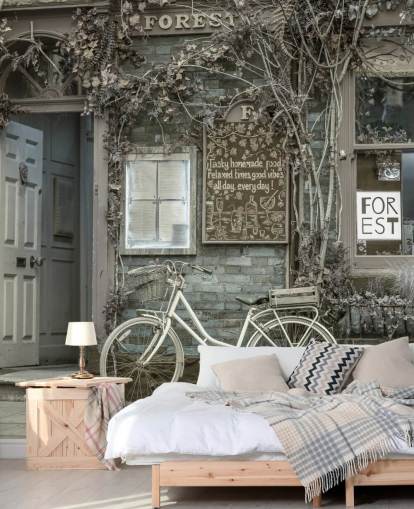 peinture murale grise sur la façade d'un magasin intitulée Bicycle Outside a Cafe, York par Assaf Frank