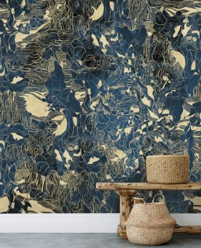murale astratto personalizzato blu e oro chiamato Mystic Forest Reflections di Giulio Iurissevich per camere da letto e bagni