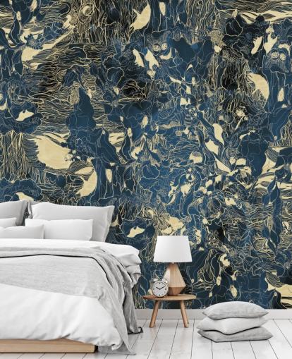 peinture murale abstraite personnalisée bleue et dorée appelée Mystic Forest Reflections par Giulio Iurissevich pour les chambres et les salles de bain