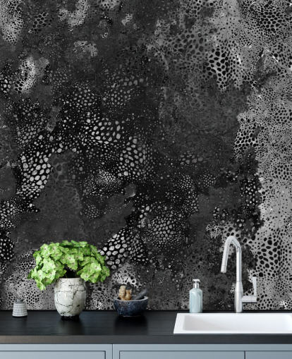 zwart-grijze abstracte muurschildering genaamd Snake Granite Dreamscape van Giulio Iurissevich voor badkamers en keukens zwart-grijze abstracte muurschildering genaamd Snake Granite Dreamscape van Giulio Iurissevich voor badkamers en keukens