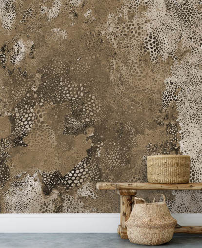 bruine abstracte muurschildering op maat genaamd Snake Natural Terra van Giulio Iurissevich