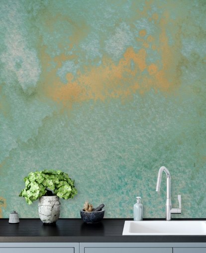 murale astratto blu e oro chiamato Dreamy Sea Hues di Bilge Paksoylu per bagni e cucine