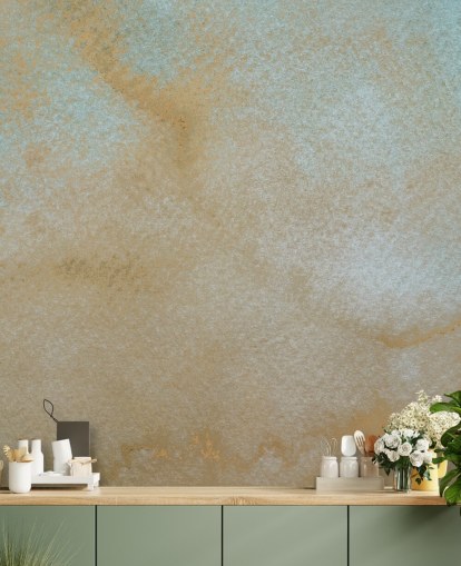 gouden en blauwe abstracte muurschildering op maat genaamd Ethereal Drift van Bilge Paksoylu voor badkamers