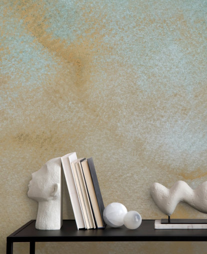 gouden en blauwe abstracte muurschildering op maat genaamd Ethereal Drift van Bilge Paksoylu voor badkamers gouden en blauwe abstracte muurschildering op maat genaamd Ethereal Drift van Bilge Paksoylu voor badkamers