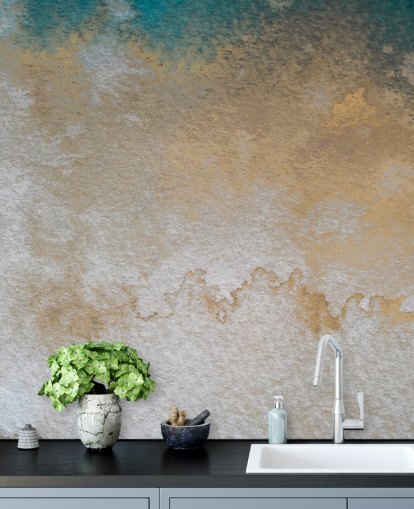 grijze en gouden abstracte muurschildering op maat genaamd Waves of Serenity van Bilge Paksoylu grijze en gouden abstracte muurschildering op maat genaamd Waves of Serenity van Bilge Paksoylu