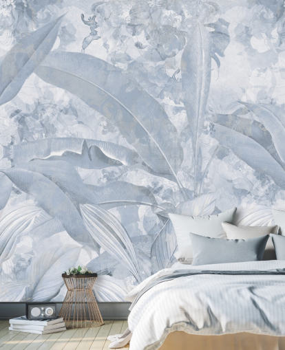 peinture murale bleue personnalisable de la jungle appelée Misty Blue Tropical Palm par Edina Jeremscuk