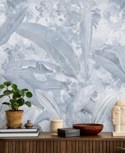 peinture murale bleue personnalisable de la jungle appelée Misty Blue Tropical Palm par Edina Jeremscuk