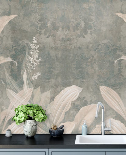 neutrale palmbladmuurschildering op maat genaamd Misty Forest Landscape door Edina Jeremscuk