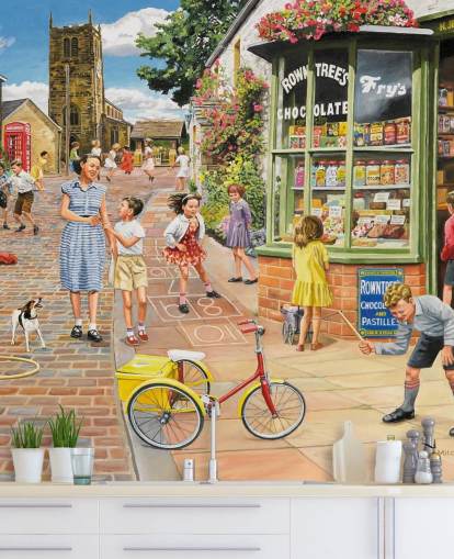 colorido mural de papel pintado de la época pasada llamado The Sweet Shop de Trevor Mitchell para residencias de ancianos