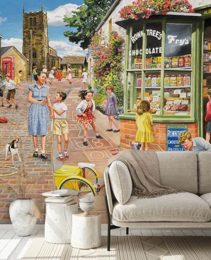 colorido mural de papel pintado de la época pasada llamado The Sweet Shop de Trevor Mitchell para residencias de ancianos