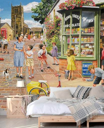 colorido mural de papel pintado de la época pasada llamado The Sweet Shop de Trevor Mitchell para residencias de ancianos