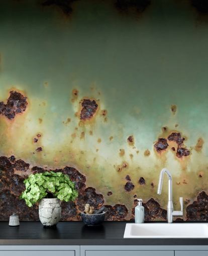 mural con efecto metálico verde y marrón llamado Oxidised Drift de Petra Meikle de Vlas