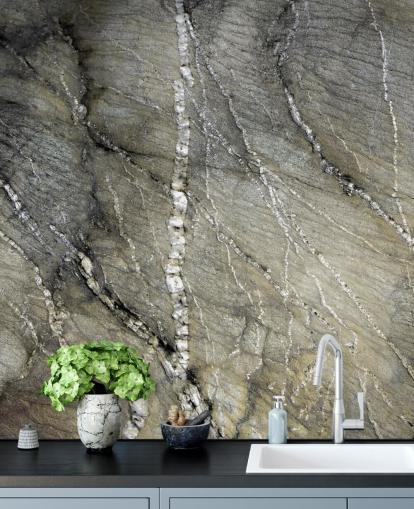 grijze stenen muurschildering genaamd Quartz Whispers van kunstenaar Petra Meikle de Vlas