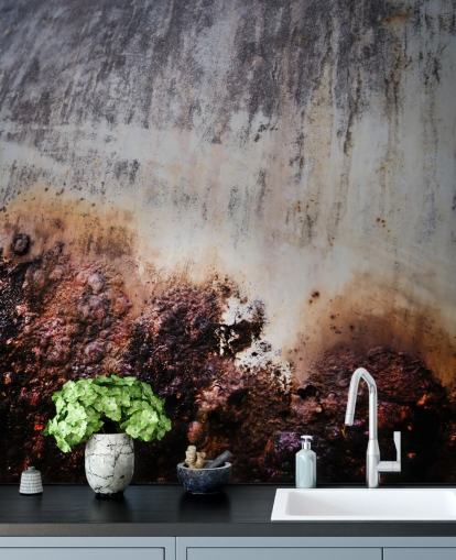 grå och brun metall effekt väggmålning kallad Surface Strata av Petra Meikle de Vlas