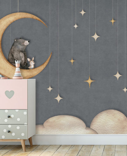 blaues, individuelles Kinderzimmer-Wandbild namens Bear on the Moon Blue aus der Oliver Robins-Kollektion blaues, individuelles Kinderzimmer-Wandbild namens Bear on the Moon Blue aus der Oliver Robins-Kollektion