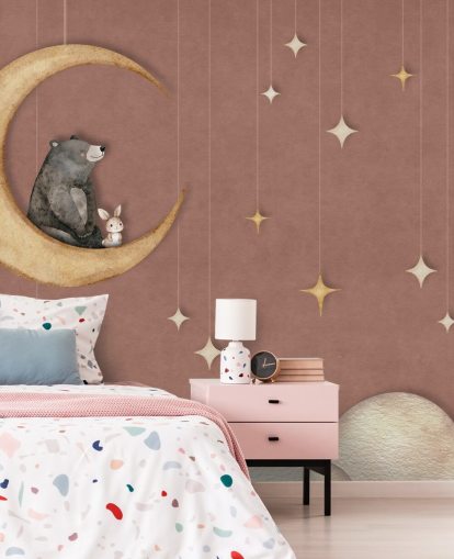 rosa barnkammarmålning som heter Bear on the Moon Pink från Oliver Robins-kollektionen