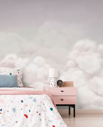 Rosafarbenes personalisierbares Kinderzimmer-Wandbild namens Calming Clouds Pink aus der Oliver Robins-Kollektion Rosafarbenes personalisierbares Kinderzimmer-Wandbild namens Calming Clouds Pink aus der Oliver Robins-Kollektion