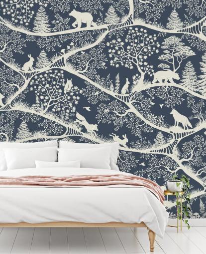 blauw-witte bosmuurschildering genaamd Nordic Nature Blue White uit het Oliver Robins-assortiment blauw-witte bosmuurschildering genaamd Nordic Nature Blue White uit het Oliver Robins-assortiment