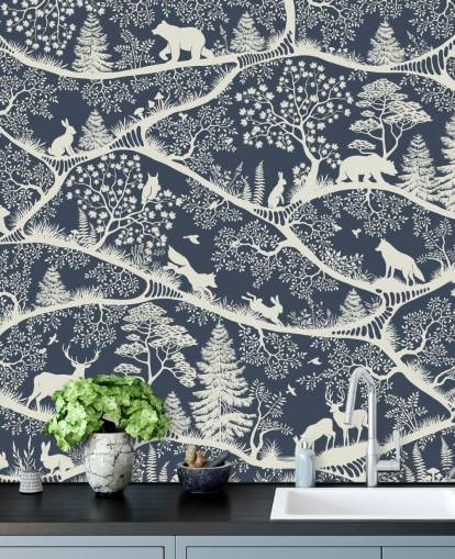 murale boschivo blu e bianco chiamato Nordic Nature Blue White della gamma Oliver Robins