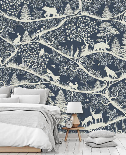 blauw-witte bosmuurschildering genaamd Nordic Nature Blue White uit het Oliver Robins-assortiment blauw-witte bosmuurschildering genaamd Nordic Nature Blue White uit het Oliver Robins-assortiment