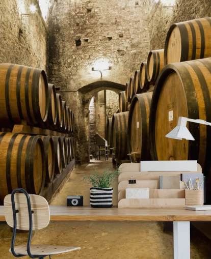 Carta da parati murale con botti di vino nella vecchia cantina