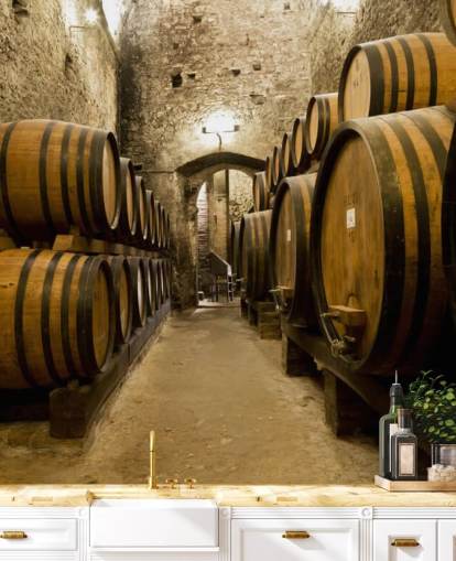 Carta da parati murale con botti di vino nella vecchia cantina