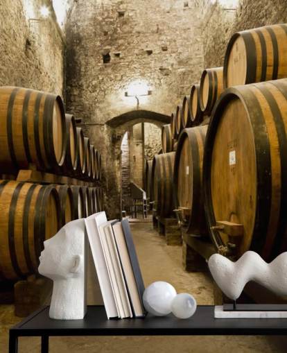 Papel pintado Barriles de vino en la antigua bodega