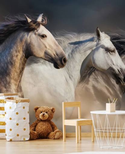 Cavalos cinza, branco e preto correndo papel de parede
