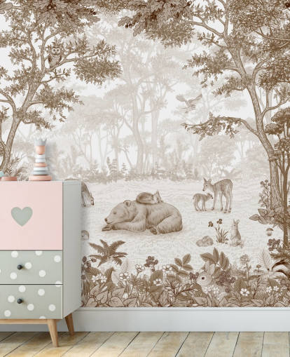 Seepian sävyinen mitoitettu lasten metsäseinämaalaus nimeltä Sleepy Bear - Seepia Seepian sävyinen mitoitettu lasten metsäseinämaalaus nimeltä Sleepy Bear - Seepia