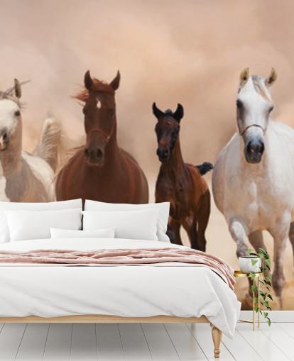 Decorazione murale con gregge di cavalli marroni e bianchi