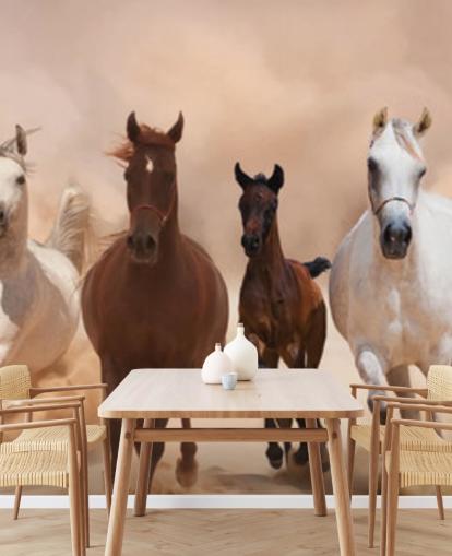 Mural de corrida de rebanho de cavalos marrons e brancos