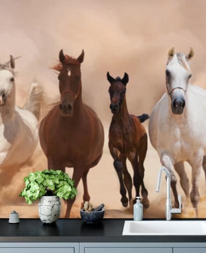 Decorazione murale con gregge di cavalli marroni e bianchi
