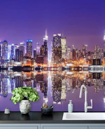 individuelles Tapeten-Wandbild New York bei Nacht namens Manhattan Reflections für Büros