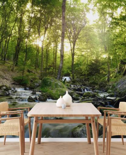 vihreä vesiputoustapetti nimeltä Forest Waterfall Wallsaucessa makuuhuoneisiin, kylpyhuoneisiin ja toimistoihin