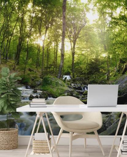 vihreä vesiputoustapetti nimeltä Forest Waterfall Wallsaucessa makuuhuoneisiin, kylpyhuoneisiin ja toimistoihin