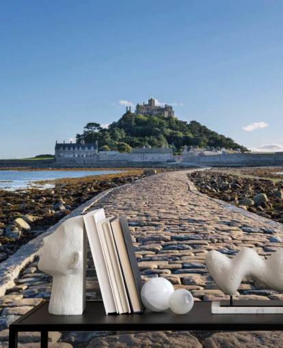 Schloss im Meer mit Kopfsteinpflasterweg Fototapete