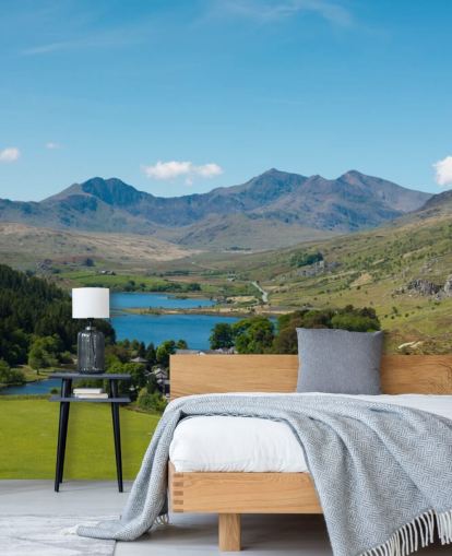 Decorazione murale con lago blu nelle montagne verdi