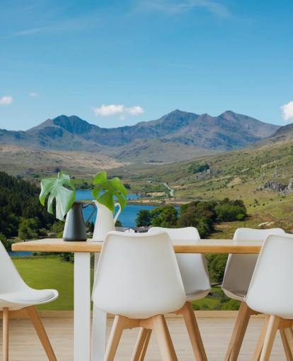 Decorazione murale con lago blu nelle montagne verdi