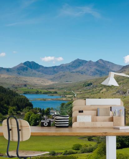 Decorazione murale con lago blu nelle montagne verdi