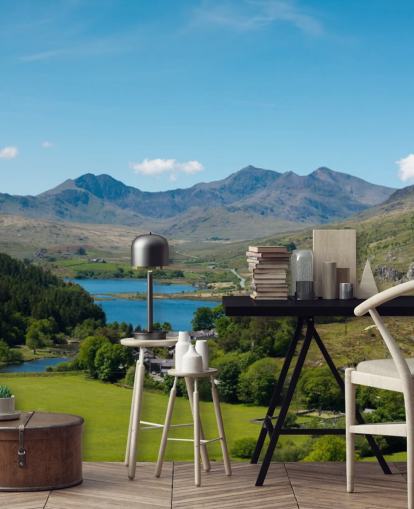 Decorazione murale con lago blu nelle montagne verdi