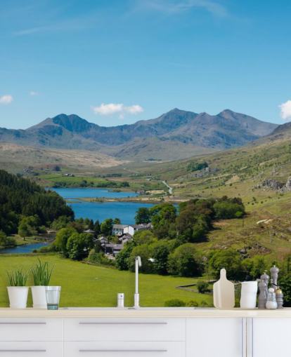 Mural de pared Lago azul en montañas verdes