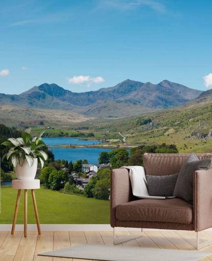 Decorazione murale con lago blu nelle montagne verdi