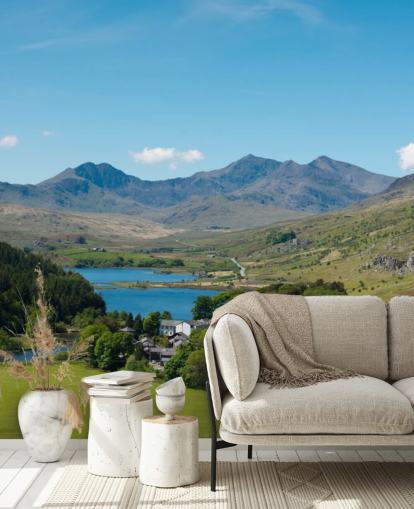 Decorazione murale con lago blu nelle montagne verdi