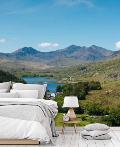 Decorazione murale con lago blu nelle montagne verdi Decorazione murale con lago blu nelle montagne verdi