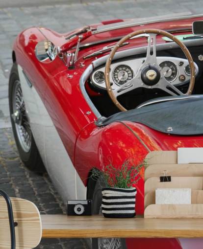 Close-up van rode vintage auto behang muurschildering