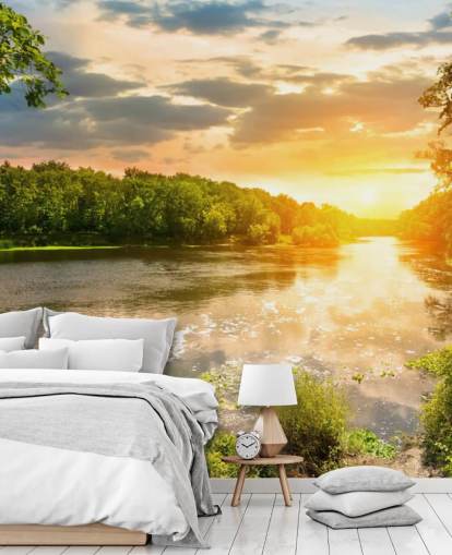 papier peint mural personnalisable bleu et vert au coucher du soleil sur la rivière à la campagne appelé River Sunset pour les salles à manger et les bureaux