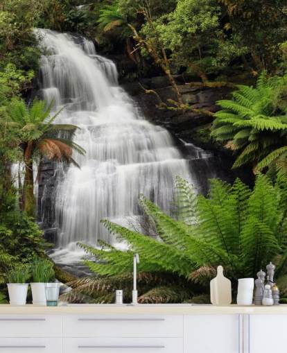 Decorazione murale con cascata nella foresta pluviale