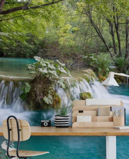 Decorazione murale con cascata nella foresta e acqua limpida