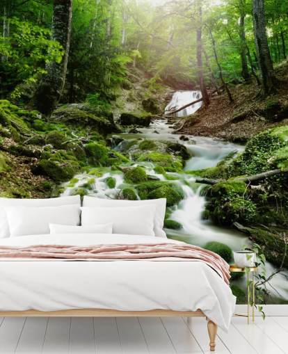 grönt vattenfall tapetväggmålning kallad Foggy Forest Waterfall för kontor och badrum