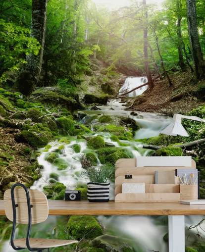 grüne Wasserfall-Tapete namens Foggy Forest Waterfall für Büros und Badezimmer